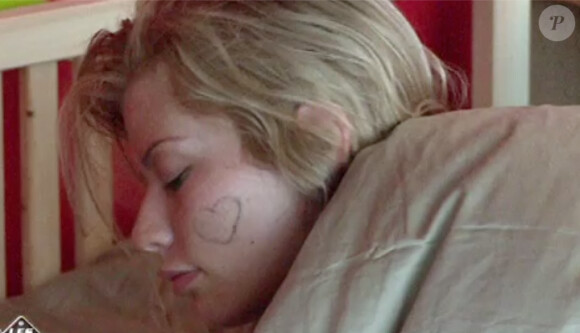 C'est avec des symboles sur le visage et sur le corps dessinés dans leur sommeil que les Anges s'éveillent (Episode 4 des Anges de la Télé-Réalité 3, diffusé le jeudi 29 septembre 2011).