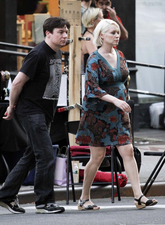 Mike Myers et son épouse Kelly Tisdale encore enceinte, à New York, le 17 août 2011.