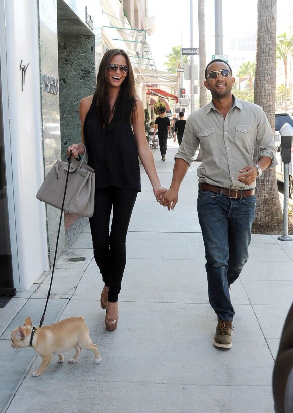 John Legend, sa compagne et leur petit chien dans les rues de Beverly Hills le 29 septembre 2011