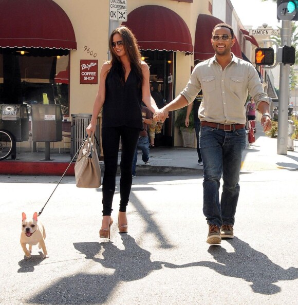 John Legend, sa compagne et leur petit chien dans les rues de Beverly Hills le 29 septembre 2011