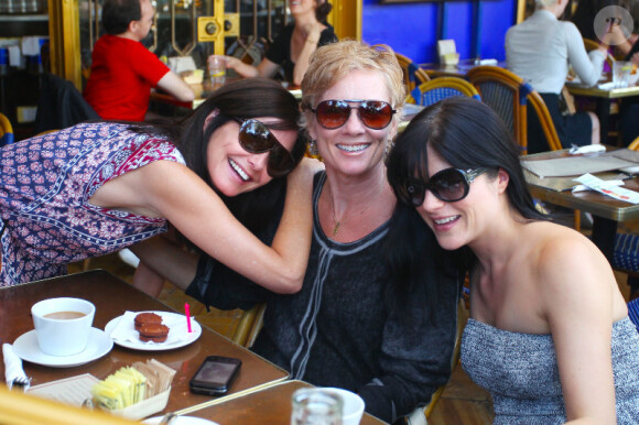 Selma Blair au restaurant avec des amies. Los Angeles, 29 septembre 2011