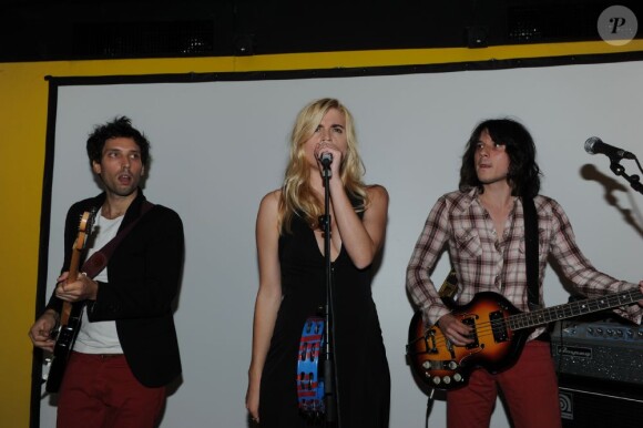 Cécile Cassel et son groupe Hollysiz lors de la soirée organisée au Derrière, à Paris, le vendredi 30 septembre 2011.