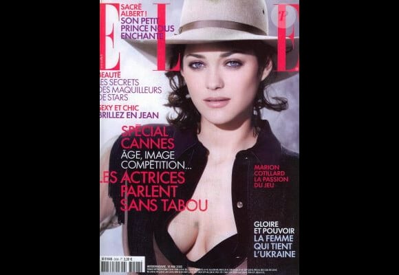 Mai 2005 : l'actrice Marion Cotillard déboutonne sa chemise, prend la pose et parle sans tabou au magazine Elle. 
