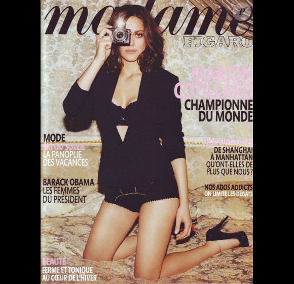 Marion Cotillard, en lingerie et blazer noirs, un appareil photo à la main, pour Madame Figaro. Février 2009.