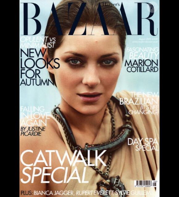 Août 2010 : l'actrice Marion Cotillard se mue en ambassadrice du charme et du glamour français pour le Harper's Bazaar.