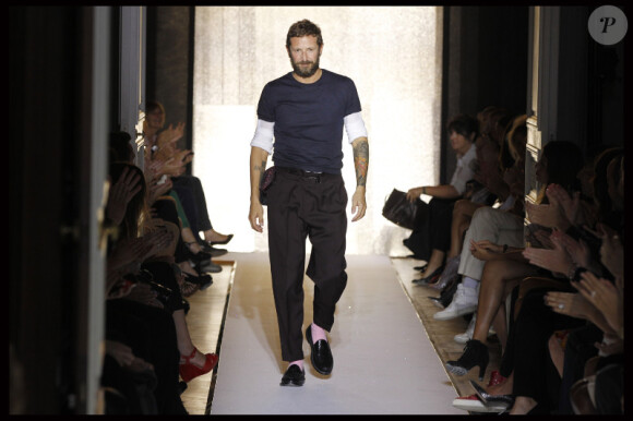 Stefano Pilati présente la collection printems-été 2012 d'Yves Saint Laurent lors de la Fashion Week parisienne le 3 octobre 2011