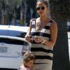 Jessica Alba et sa fille Honor lors d'une balade à Los Angeles le 03 octobre 2011