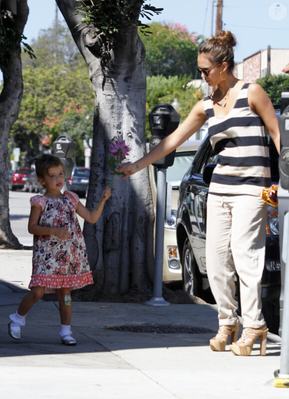 Jessica Alba et sa fille Honor lors d'une balade à Los Angeles le 03 octobre 2011