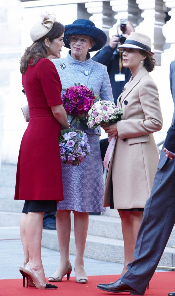 La famille royale danoise, ici les princesses Mary et Marie avec la princesse Benedikte, était rassemblée mardi 4 octobre 2011 pour l'ouverture de la session du Parlement qui a vu Helle Thorning-Schmidt prendre ses fonctions de Premier ministre.