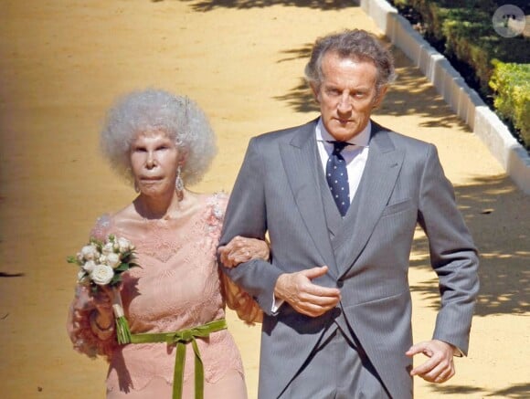 Cayetana Fitz-James Stuart, duchesse d'Albe, a convolé en troisièmes noces mercredi 5 octobre 2011 : âgée de 85 ans, la plus folklo des aristo espagnoles a épousé Alfonso Diez Carabantes, un fonctionnaire de 24 ans son cadet, à Séville.