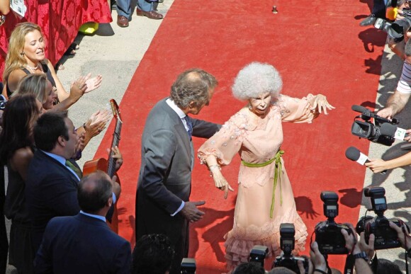 Cayetana Fitz-James Stuart, duchesse d'Albe, a convolé en troisièmes noces mercredi 5 octobre 2011 : âgée de 85 ans, la plus folklo des aristo espagnoles a épousé Alfonso Diez Carabantes, un fonctionnaire de 24 ans son cadet, à Séville.