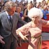 Quelques pas de flamenco devant des fans en transe : pour son troisième mariage, à 85 ans, Cayetana a fait honneur à sa réputation.
Cayetana Fitz-James Stuart, duchesse d'Albe, a convolé en troisièmes noces mercredi 5 octobre 2011 : âgée de 85 ans, la plus folklo des aristo espagnoles a épousé Alfonso Diez Carabantes, un fonctionnaire de 24 ans son cadet, à Séville.