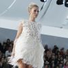Kate Moss défile pour la collection printemps-été 2012 créée par Marc Jacobs pour Louis Vuitton. Paris, 5 octobre 2011