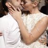 Kate Moss défile pour la collection printemps-été 2012 créée par Marc Jacobs, qu'elle embrasse tendrement, pour Louis Vuitton. Paris, 5 octobre 2011