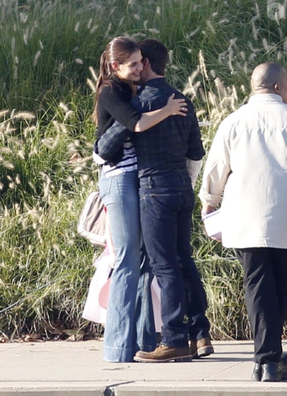 Moment de tendresse entre Tom Cruise et Katie Holmes sur le tournage de One Shot de Tom à Pittsburgh le 6 octobre 2011