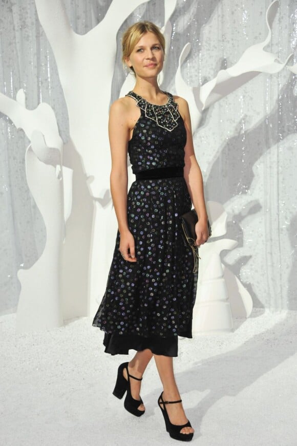 Clémence Poésy était rayonnante dans sa robe Chanel pour assister au défilé printemps-été 2012 de la marque chère à Karl Lagerfeld. Paris, le mardi 4 octobre 2011.