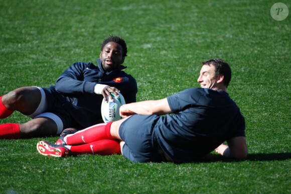 Fulgence Ouedraogo et Louis Picamolès le 6 octobre 2011 lors d'un entraînement de l'équipe de France à Auckland