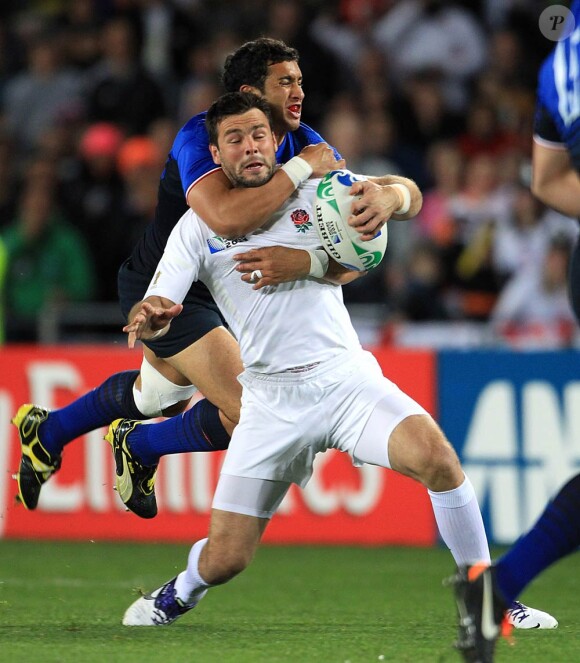 Maxime Mermoz rattrape Ben Foden...
Le XV de France a su se transcender et retrouver les valeurs du combat pour dominer (19-12) le XV de la Rose le 8 octobre 2011 et accéder aux demi-finales du Mondial de rugby 2011.