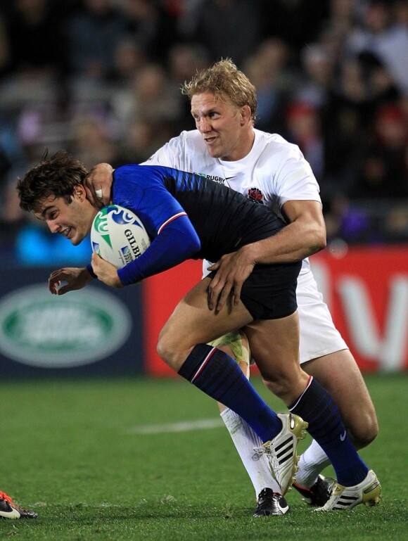 Alexis Palisson amène le second essai, décisif, signé Maxime Médard.
Le XV de France a su se transcender et retrouver les valeurs du combat pour dominer (19-12) le XV de la Rose le 8 octobre 2011 et accéder aux demi-finales du Mondial de rugby 2011.