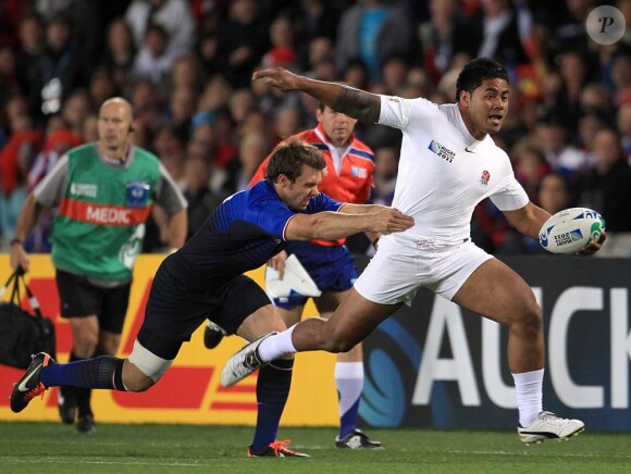 Vincent Clerc s'arrache pour stopper Tuilagi.
Le XV de France a su se transcender et retrouver les valeurs du combat pour dominer (19-12) le XV de la Rose le 8 octobre 2011 et accéder aux demi-finales du Mondial de rugby 2011.