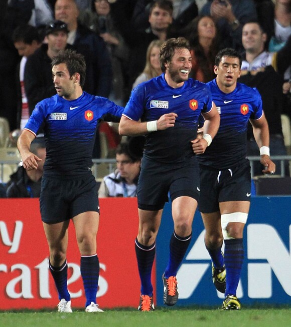 Maxime Médard vient d'offrir le second essai à son équipe.
Le XV de France a su se transcender et retrouver les valeurs du combat pour dominer (19-12) le XV de la Rose le 8 octobre 2011 et accéder aux demi-finales du Mondial de rugby 2011.