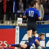 Maxime Medard aplatit, Morgan Parra apprécie !
Le XV de France a su se transcender et retrouver les valeurs du combat pour dominer (19-12) le XV de la Rose le 8 octobre 2011 et accéder aux demi-finales du Mondial de rugby 2011.