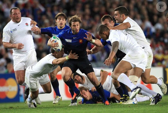 Charge héroïque de Maxime Médard...
Le XV de France a su se transcender et retrouver les valeurs du combat pour dominer (19-12) le XV de la Rose le 8 octobre 2011 et accéder aux demi-finales du Mondial de rugby 2011.