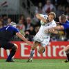 Wilkinson s'arrache pour prendre l'intervalle entre Servat et Poux.
Le XV de France a su se transcender et retrouver les valeurs du combat pour dominer (19-12) le XV de la Rose le 8 octobre 2011 et accéder aux demi-finales du Mondial de rugby 2011.