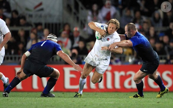 Wilkinson s'arrache pour prendre l'intervalle entre Servat et Poux.
Le XV de France a su se transcender et retrouver les valeurs du combat pour dominer (19-12) le XV de la Rose le 8 octobre 2011 et accéder aux demi-finales du Mondial de rugby 2011.