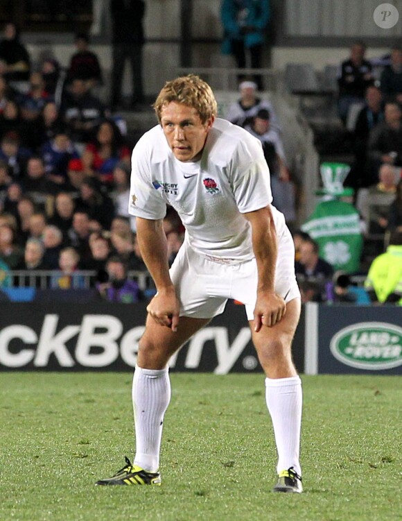 Jonny Wilkinson effondré : le buteur anglais multi-recordman quitte sa dernière Coupe du Monde plus tôt qu'escompté.
Le XV de France a su se transcender et retrouver les valeurs du combat pour dominer (19-12) le XV de la Rose le 8 octobre 2011 et accéder aux demi-finales du Mondial de rugby 2011.