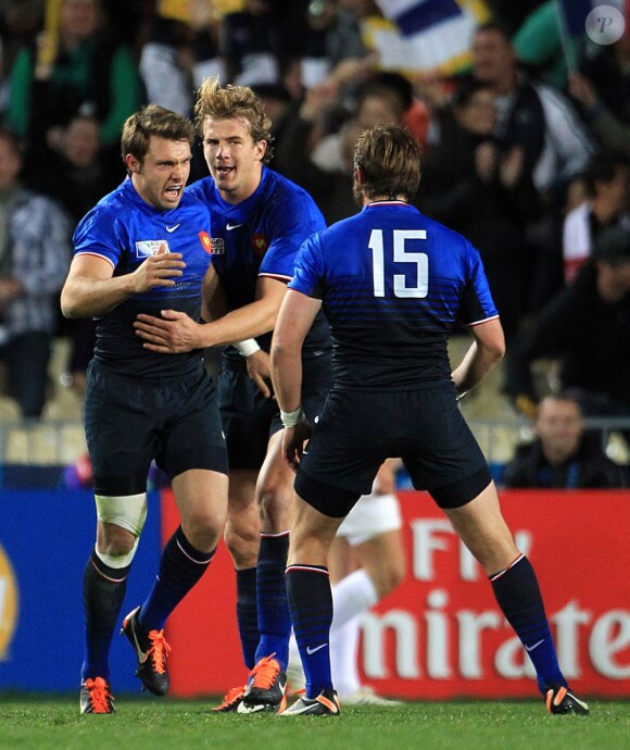 Un essai de plus au compteur de Vincent Clerc, pas le moins important...
Le XV de France a su se transcender et retrouver les valeurs du combat pour dominer (19-12) le XV de la Rose le 8 octobre 2011 et accéder aux demi-finales du Mondial de rugby 2011.