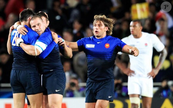 Heymans, Barcella et Swarzewski exultent.
Le XV de France a su se transcender et retrouver les valeurs du combat pour dominer (19-12) le XV de la Rose le 8 octobre 2011 et accéder aux demi-finales du Mondial de rugby 2011.