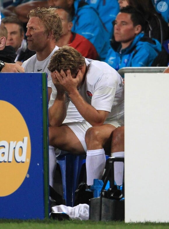 Jonny Wilkinson effondré : le buteur anglais multi-recordman quitte sa dernière Coupe du Monde plus tôt qu'escompté.
Le XV de France a su se transcender et retrouver les valeurs du combat pour dominer (19-12) le XV de la Rose le 8 octobre 2011 et accéder aux demi-finales du Mondial de rugby 2011.