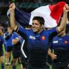 Dimitri Yachvili fait flotter le drapeau tricolore lors du tour d'honneur à l'Eden Park.
Le XV de France a su se transcender et retrouver les valeurs du combat pour dominer (19-12) le XV de la Rose le 8 octobre 2011 et accéder aux demi-finales du Mondial de rugby 2011.