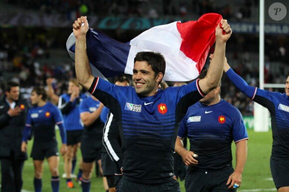 Dimitri Yachvili fait flotter le drapeau tricolore lors du tour d'honneur à l'Eden Park.
Le XV de France a su se transcender et retrouver les valeurs du combat pour dominer (19-12) le XV de la Rose le 8 octobre 2011 et accéder aux demi-finales du Mondial de rugby 2011.