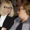 Bernadette Chirac et Mireille Darc heureuses de se retrouver pour le lancement de l'opération + de vie à l'hôpital Rothschild à Paris le 7 octobre 2011