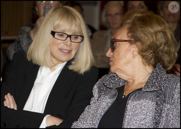 Bernadette Chirac et Mireille Darc heureuses de se retrouver pour le lancement de l'opération + de vie à l'hôpital Rothschild à Paris le 7 octobre 2011