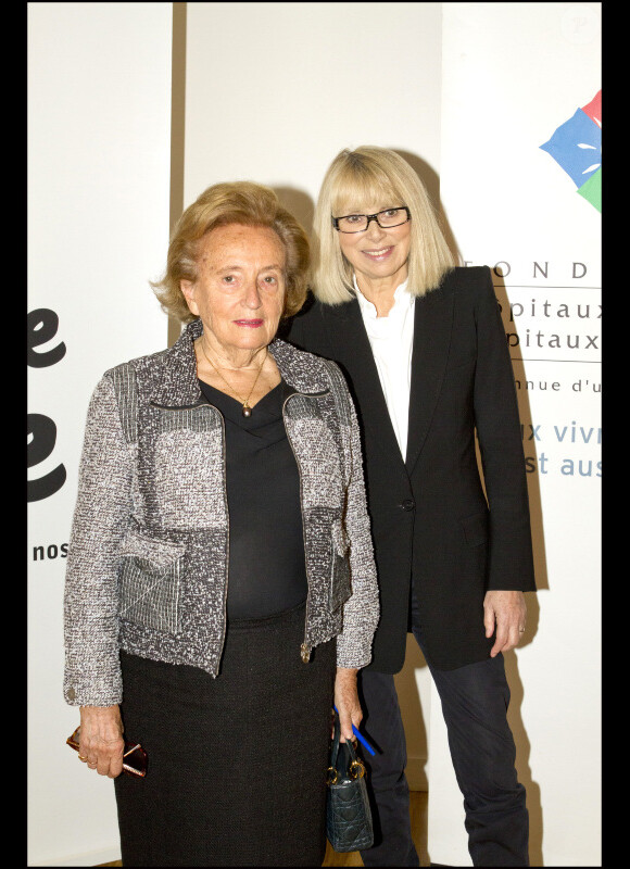 Bernadette Chirac et Mireille Darc lors du lancement de l'opération + de vie à l'hôpital Rothschild à Paris le 7 octobre 2011