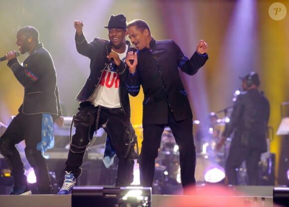 Marlon Jackson et JLS lors du concert hommage à Michael Jackson, à Cardiff le 8 octobre 2011