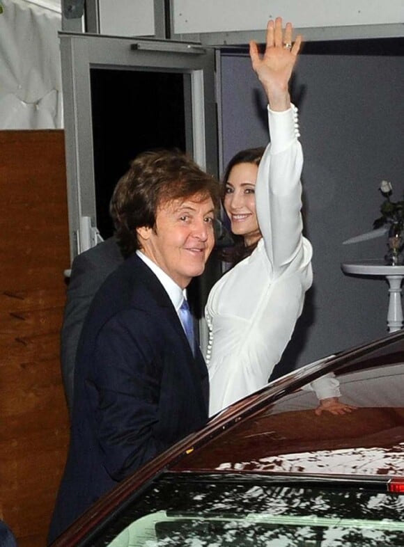Paul McCartney et Nancy Shevell arrivent à St John's Wood au Nord de Londres, le 9 octobre 2011.