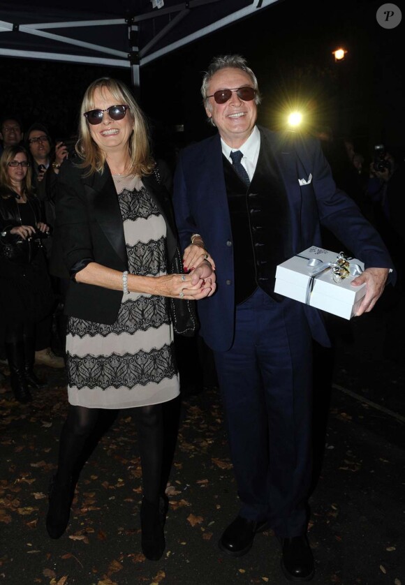 Twiggy et son mari arrivent à St John's Wood au Nord de Londres pour célébrer l'union de Paul McCartney et Nancy Shevell, le 9 octobre 2011.