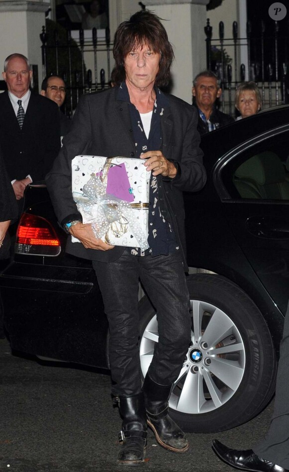 Jeff Beck arrive à St John's Wood au Nord de Londres  pour célébrer l'union de Paul McCartney et Nancy Shevell, le 9 octobre  2011.