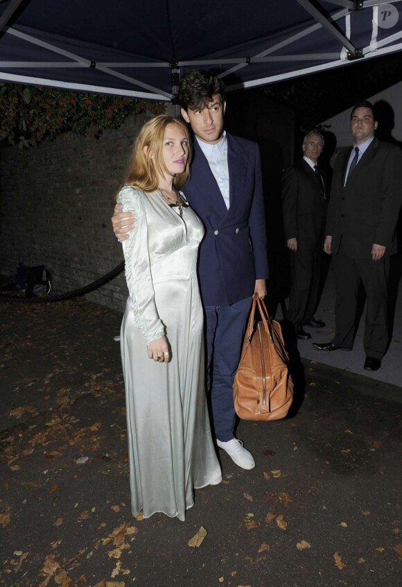 Mark Ronson et Joséphine de la Baume arrivent à St John's Wood au Nord de Londres pour célébrer  l'union de Paul McCartney et Nancy Shevell, le 9 octobre 2011.