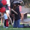 Sandra Bullock accompagne son fils Louis à un goûter d'anniversaire. Los Angeles, 9 octobre 2011