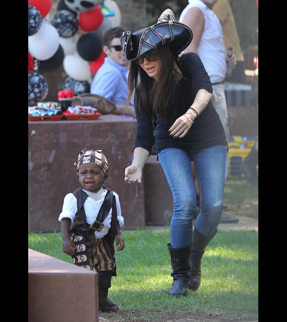 Au moindre pleur, Sandra Bullock accourt ! Los Angeles, 9 octobre 2011