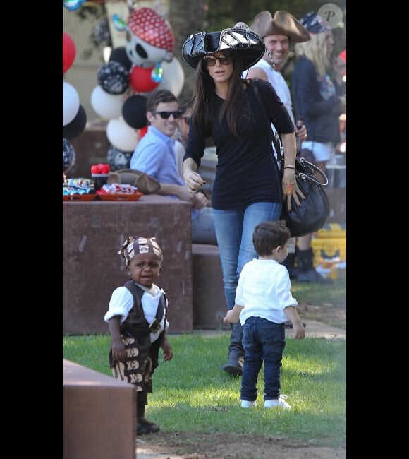 Sandra Bullock accompagne son fils Louis à un goûter d'anniversaire. Los Angeles, 9 octobre 2011