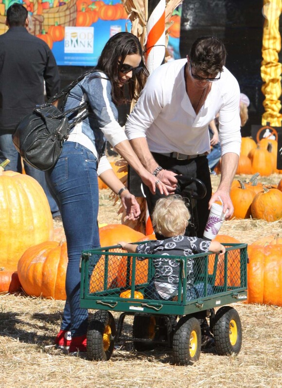 Robin Thicke, Paula Patton et leur fils Julian au Mr Bones Pumpkin Patch, un véritable repaire de stars à Los Angeles, le 9 octobre 2011.
