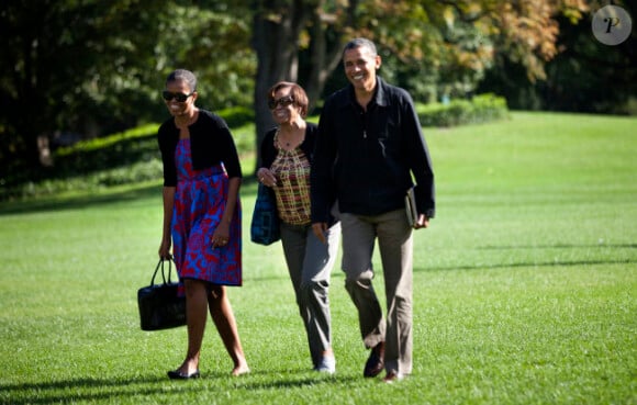 Barack Obama, sa femme Michelle et sa belle-mère Marian Robinson revenant d'un weekend à Camp David le 9 octobre 2011 à Washington