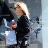 Nicole Richie profite d'un moment en solo pour se faire chouchouter par son coiffeur. Ici, à la sortie du salon de coiffure, dans les rues de Los Angeles, le 10 octobre 2011