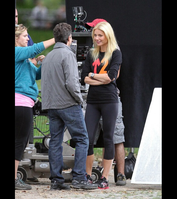 Entre deux prises, Gwyneth Paltrow et Mark Ruffalo discutent sur le tournage de Thanks for sharing à New York le 12 octobre 2011